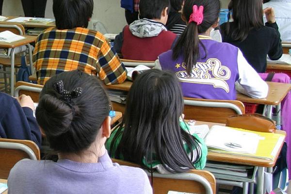 小学生坐在教室里